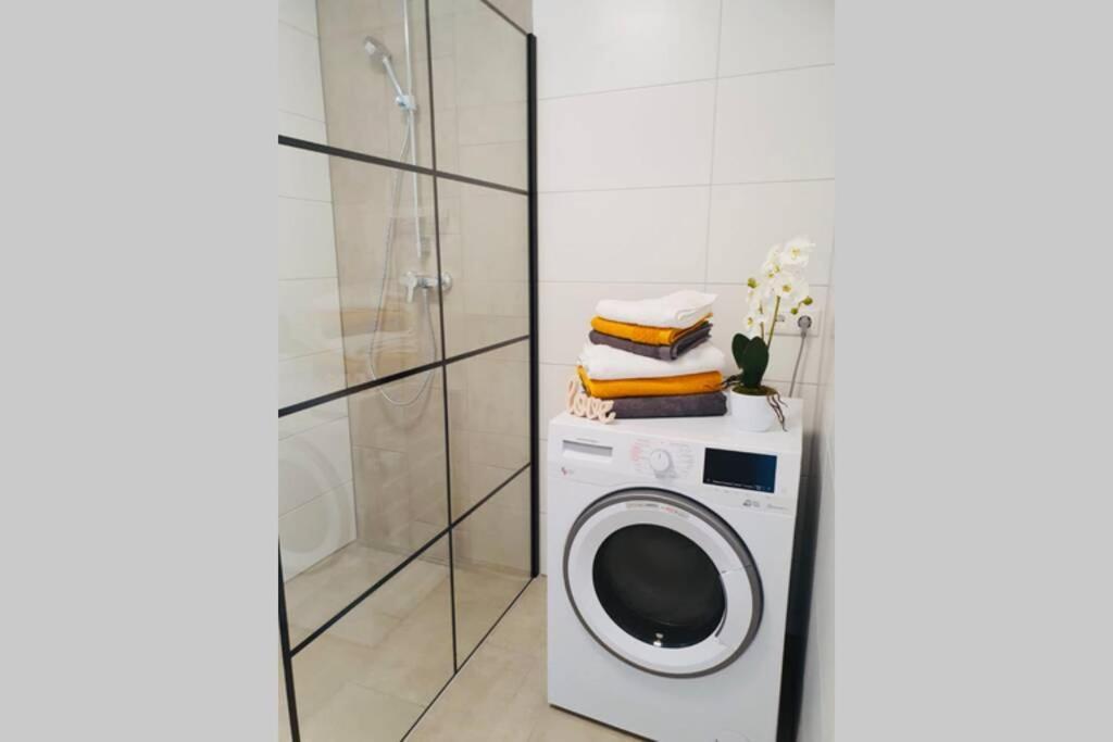 Leon Apartment Neu! Gemuetlichkeit An Erster Stelle リンツ エクステリア 写真